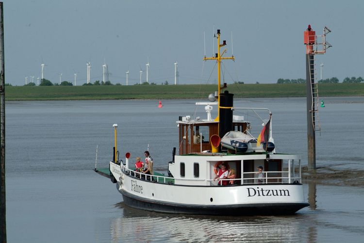 Ditzum-Petkum Fähre überquert die Ems in Ditzum - Südliches Ostfriesland.