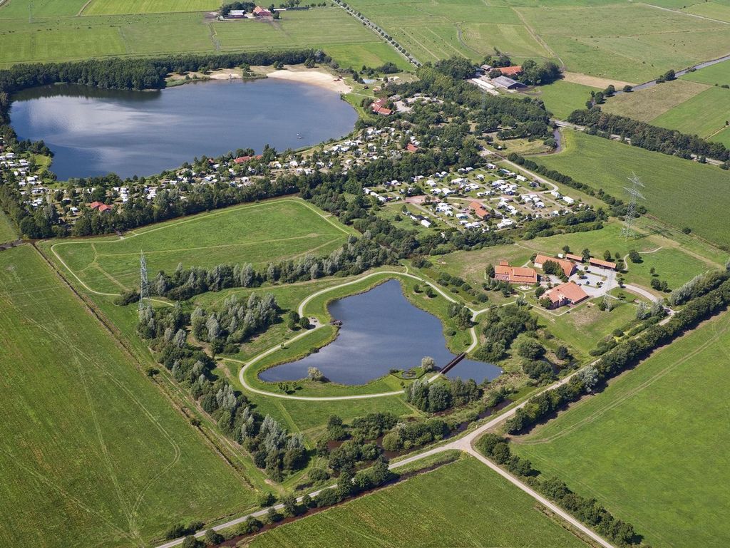 Die Luftaufnahme zeigt den Campingplatz in Westoverledingen, südliches Ostfriesland.