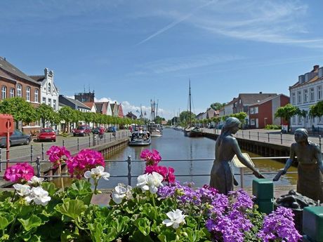 Der alte Hafen in Weener, südliches Ostfriesland, zeigt sich im Sommerwetter.