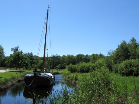 Boot auf einem Kanal in Wiesmoor