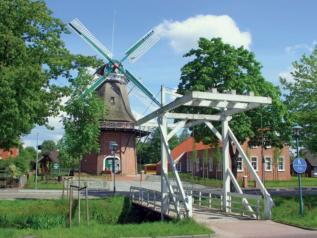 Die Hahnentanger Mühle in Rhauderfehn, südliches Ostfriesland, bei Sonnenschein.