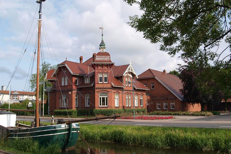 Das Fehn- und Schiffahrtsmuseum in Westrhauderfehn, Südliches Ostfriesland, beherbergt eine umfangreiche Sammlung zur Geschichte der Fehnkultur, der örtlichen Schiffbautradition sowie zur Schifffahrt.