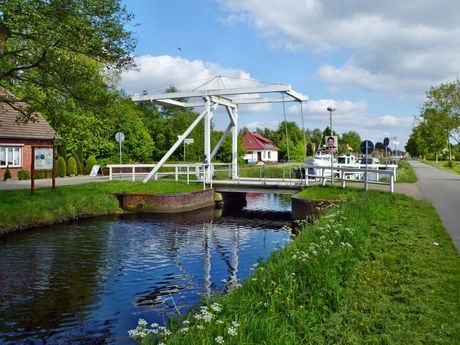 Klappbrücken entlang der Straßen charakterisieren die Gemeinde Rhauderfehn, Südliches Ostfriesland.