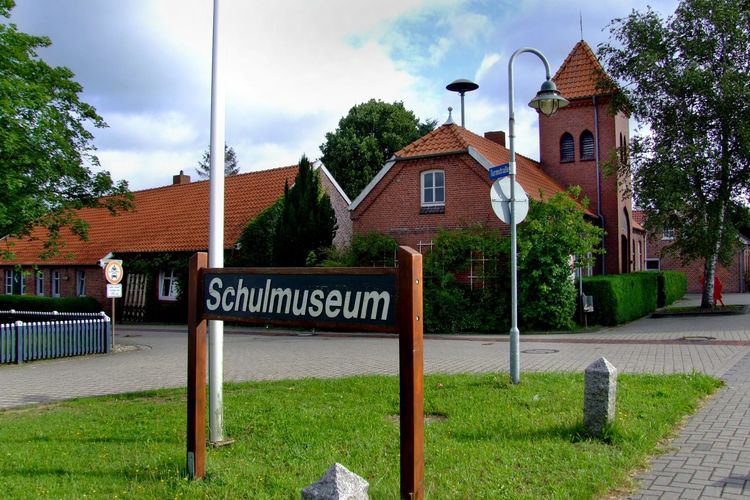 Schild vom Schulmuseum in Folmhusen