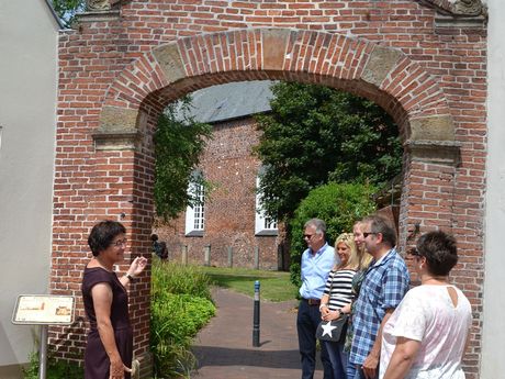 Bei den Stadtführungen lernen die Gäste was zur Geschichte von Stadt und Hafen in Weener, südliches Ostfriesland.