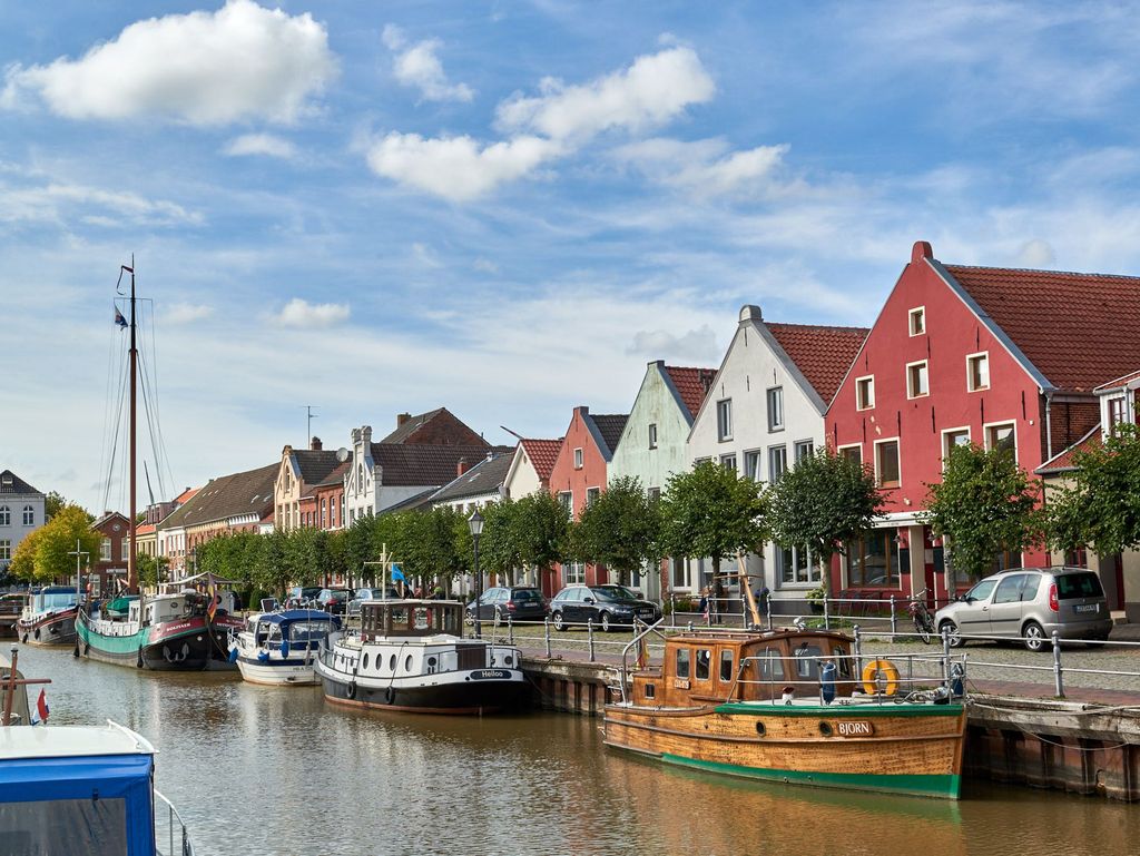 Der Hafen in Weener zeigt sich im Sommer von der schönsten Seite, Südliches Ostfriesland.